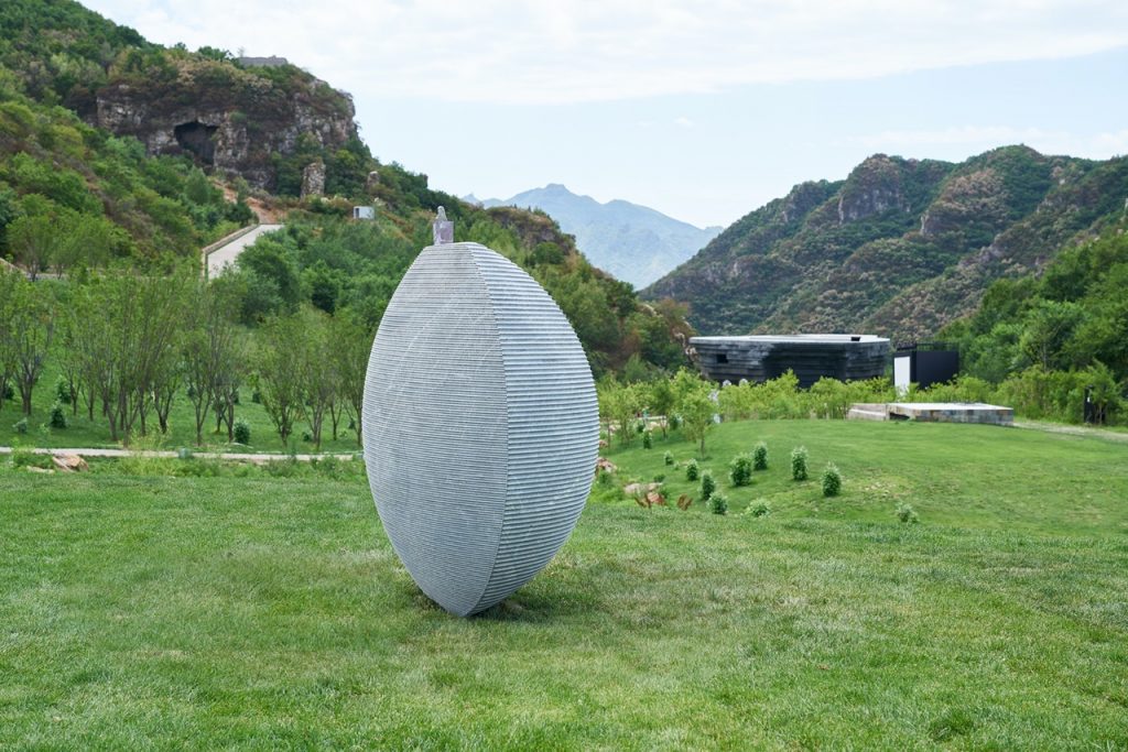 Haegue Yang, “Migratory DMZ Birds on Asymmetric Lens – Duiitt Duiitt Vessel (Gray-Backed Thrush)”, 2020. Soapstone, 3D printed resin, 158 × 89 × 147 cm. Courtesy of Galerie Chantal Crouse, Paris, and kurimanzutto, Mexico City / New York. Installation view of Aranya Plein Air Art Project (APA), Aranya Art Center, Aranya·Jin Shan Ling, China, 2023. Photography by Sun Shi.