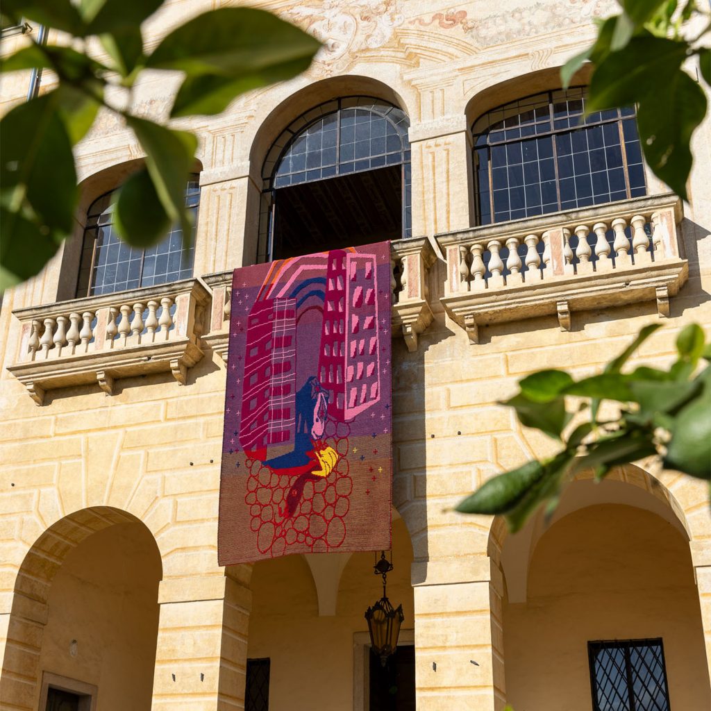 Anna Galtarossa, Kamchatka (nero), 2023. Hand woven tapestry, pibiones technique, wool and cotton, 200 x 440 cm. Handmade at M/U Mariantonia Urru by Alessandra Piras, weaver, photo Matteo Danesin, courtesy Studio La Città and the artist.