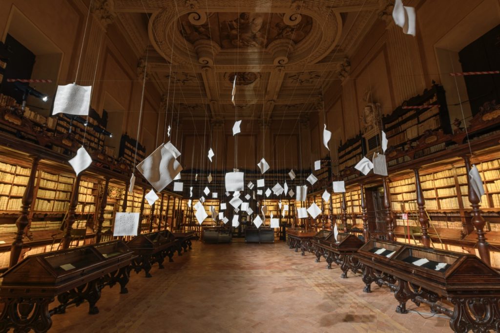 Emanuela Mastria, Il fazzoletto di Desdemona, 2021. Porcelain, variable sizes. Installation view at Biblioteca Vallicelliana, Salone Borromini, Roma, curated by Michela Becchis. © Photo by Giorgio Benni.